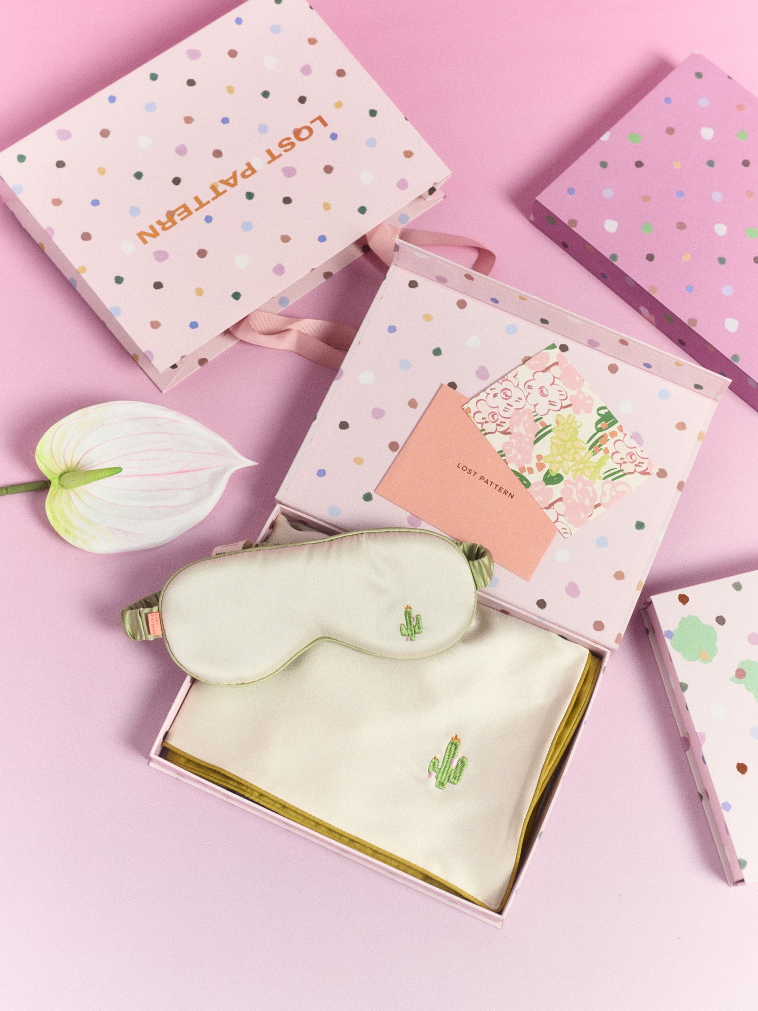 "Cactus" 2 Piece Silk Gift Set: Silk Pillowcase & Silk Sleep Eye Mask - Beige