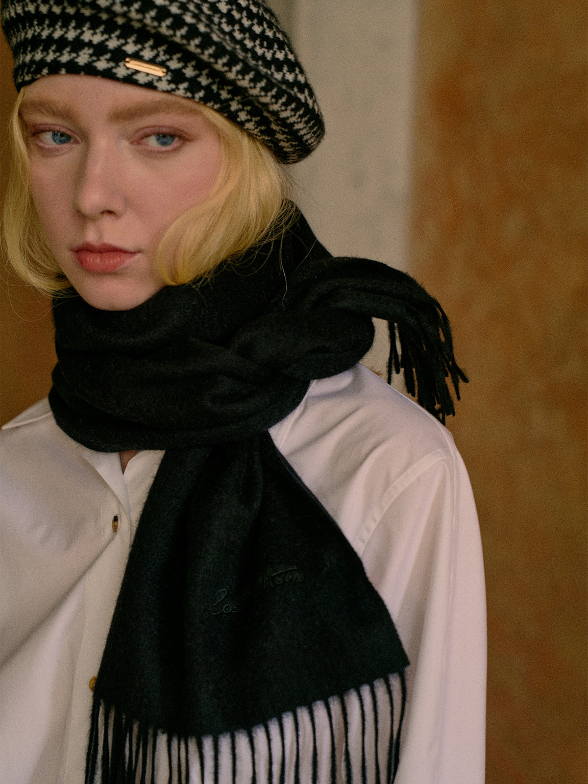 "Lost in Warmth" Classic Cashmere Scarf - Black