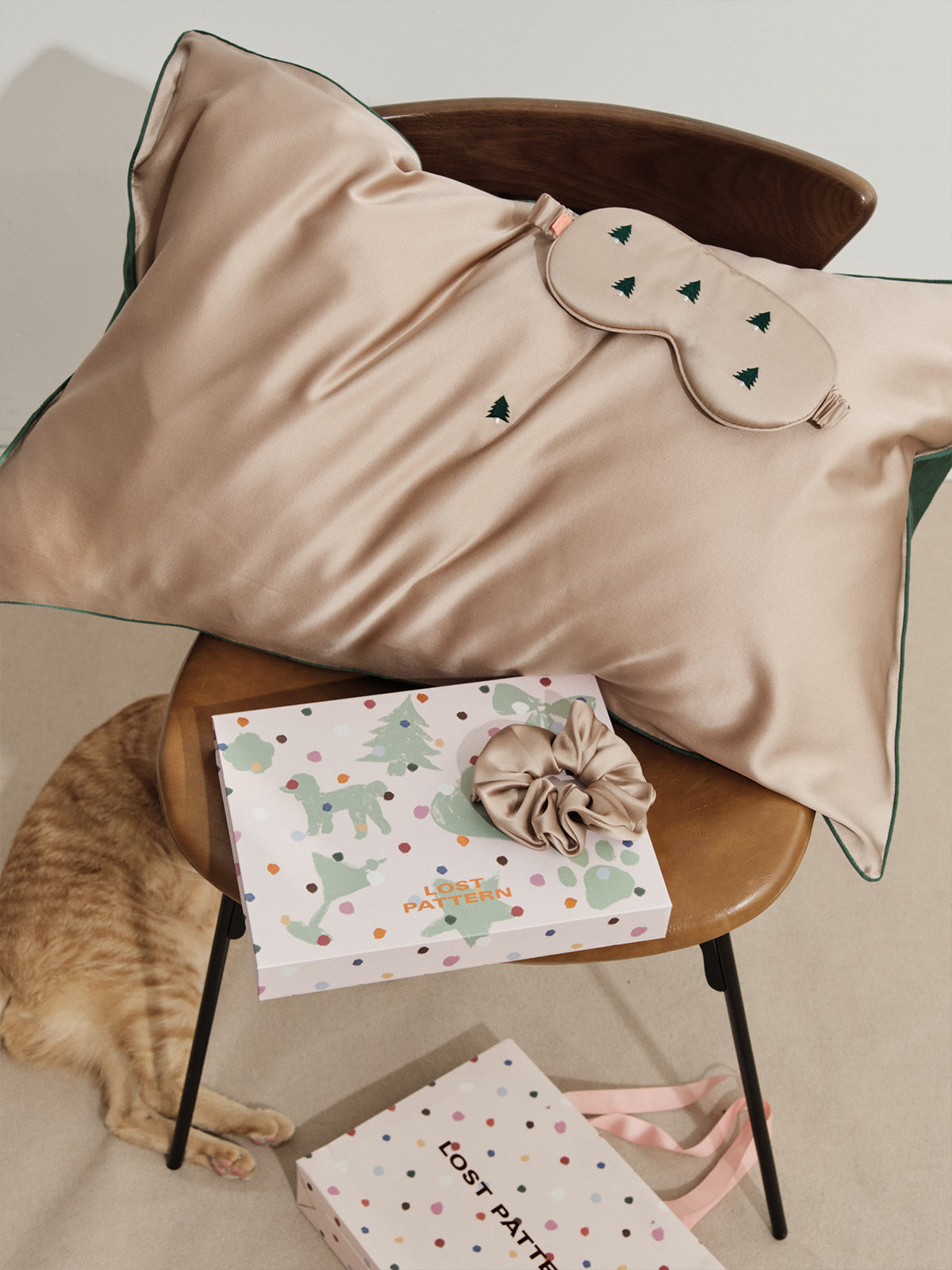 "Evergreen" 3 Piece Silk Gift Set - Silk Pillowcase & Silk Sleep Eye Mask & Silk Scrunchie - LOST PATTERN Pillowcase