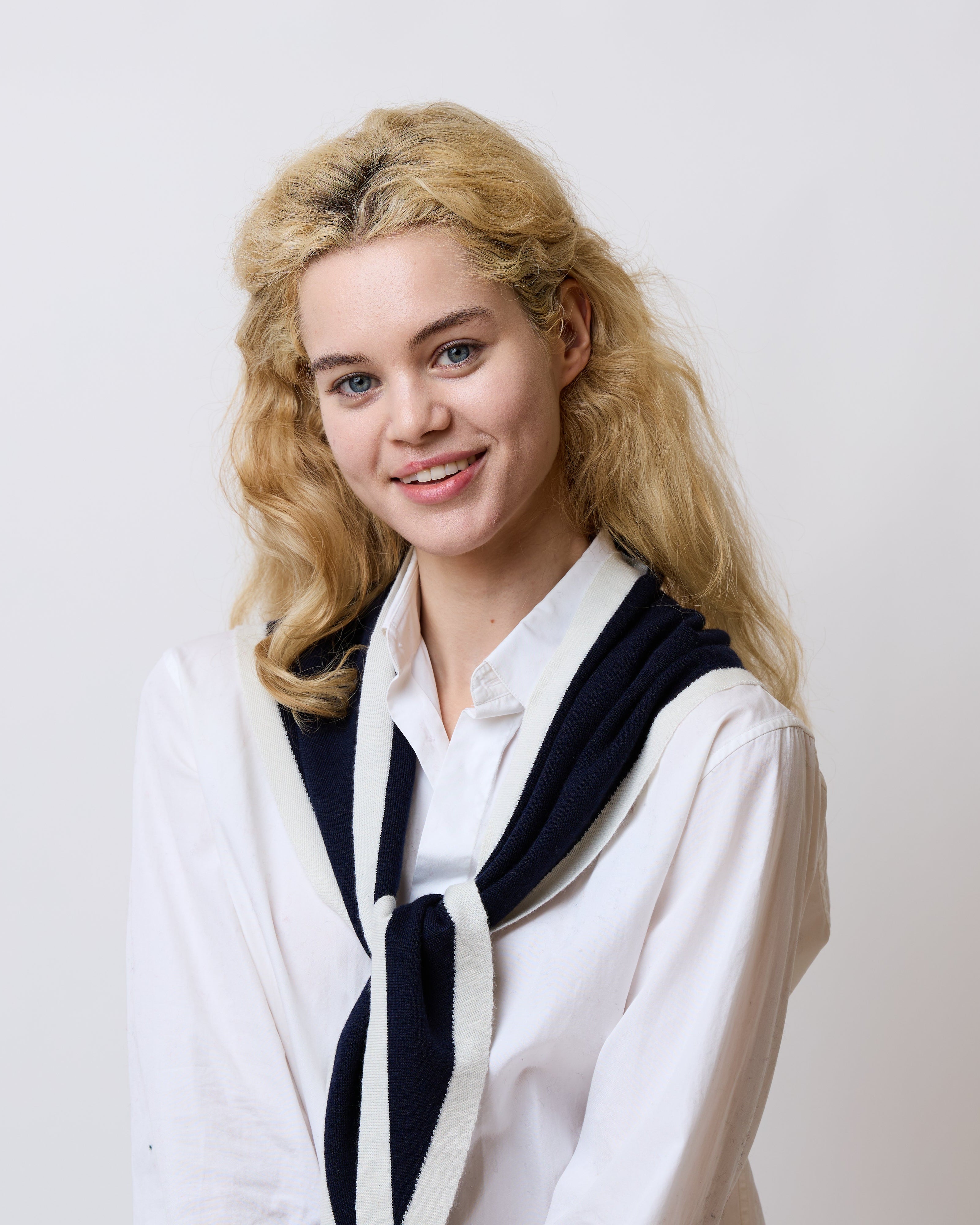 "Triangle Frame" Cashmere Triangle Scarf - Navy