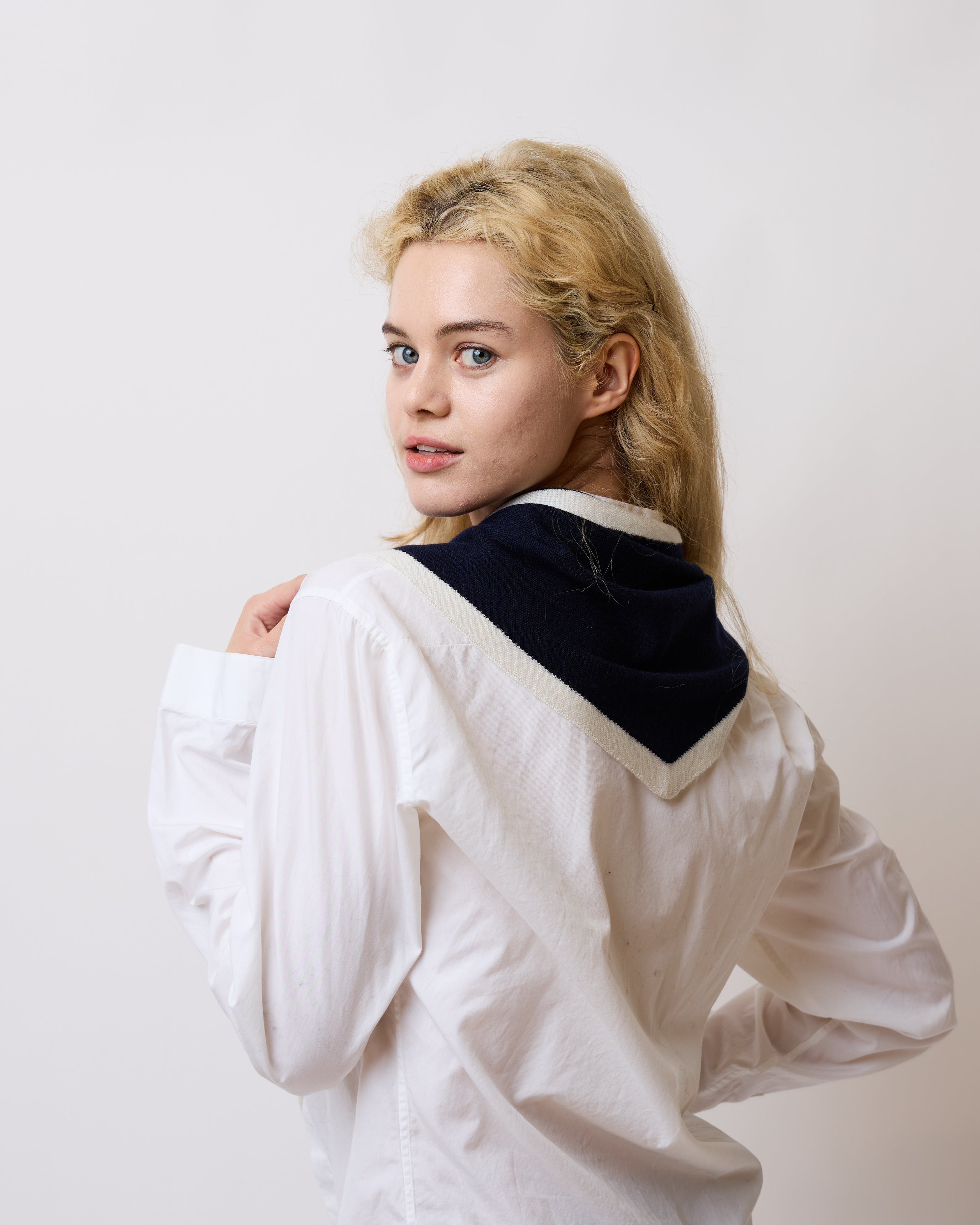 "Triangle Frame" Cashmere Triangle Scarf - Navy