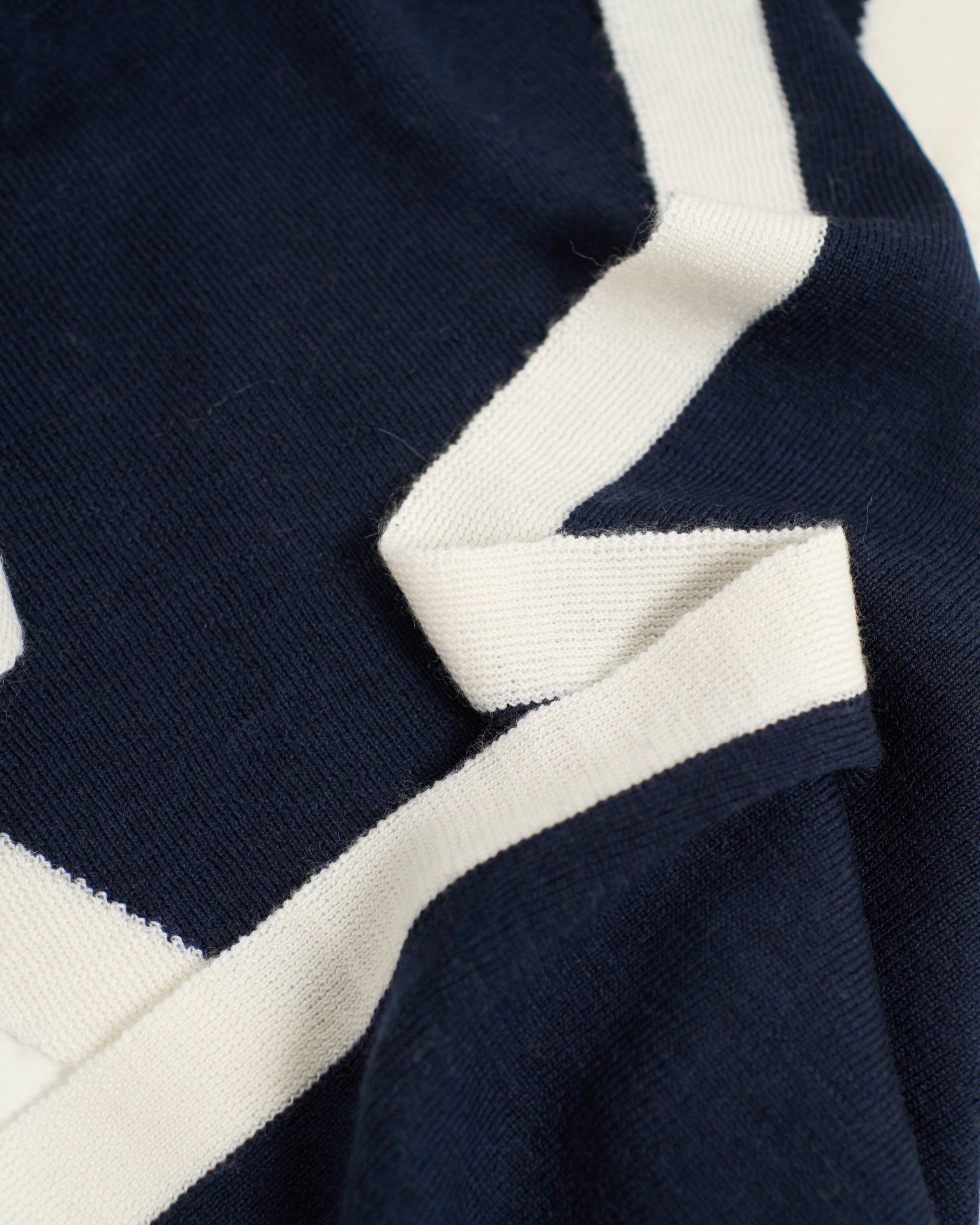 "Triangle Frame" Cashmere Triangle Scarf - Navy